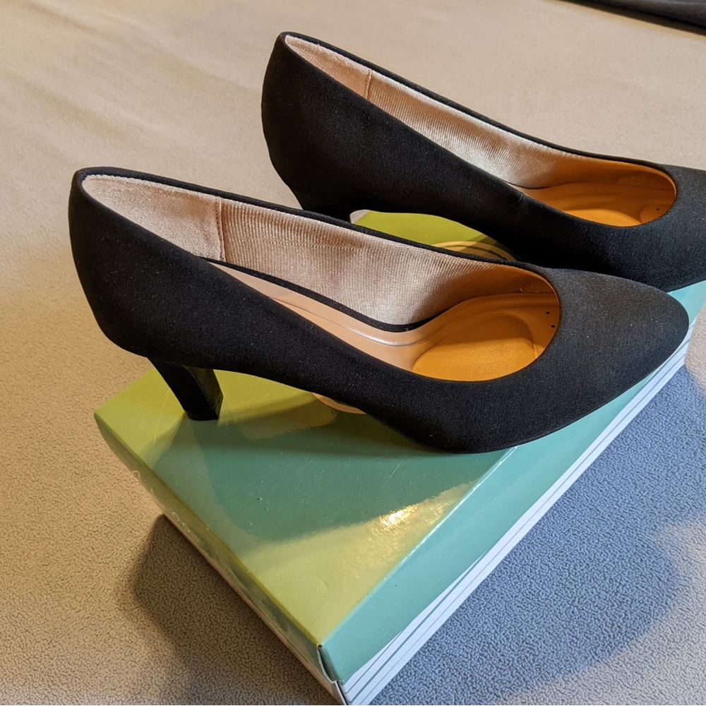 Chic Black Pumps